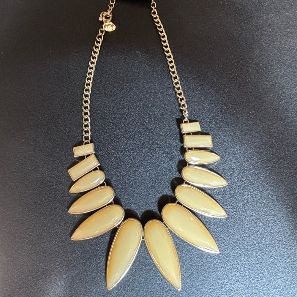 Elegant yellow bold statement Necklace - Picture 2 of 3